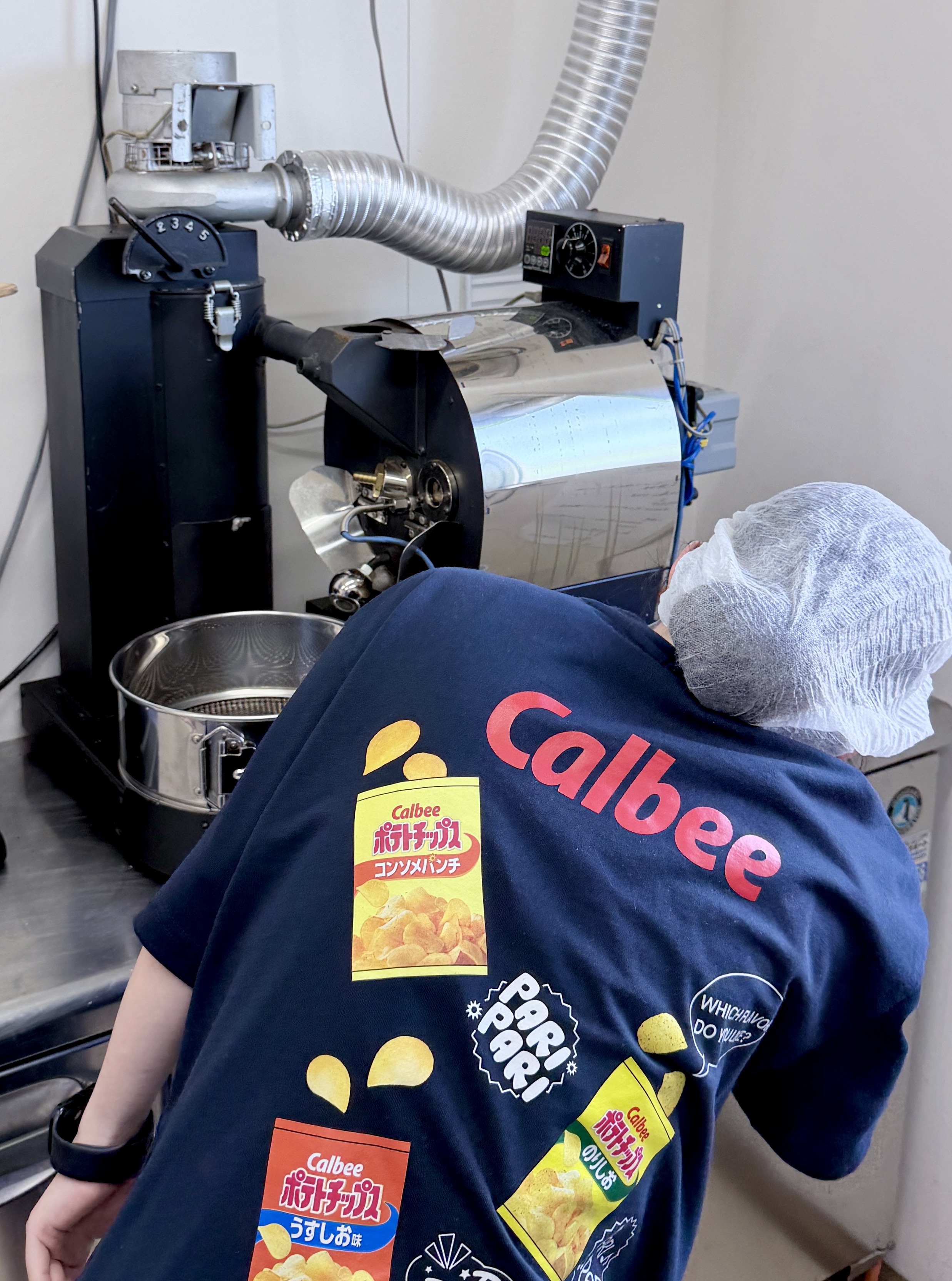 焙煎機を操作するつむぎの利用者さん